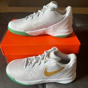 Boys Nike Kyrie Flytrap II size 2Y